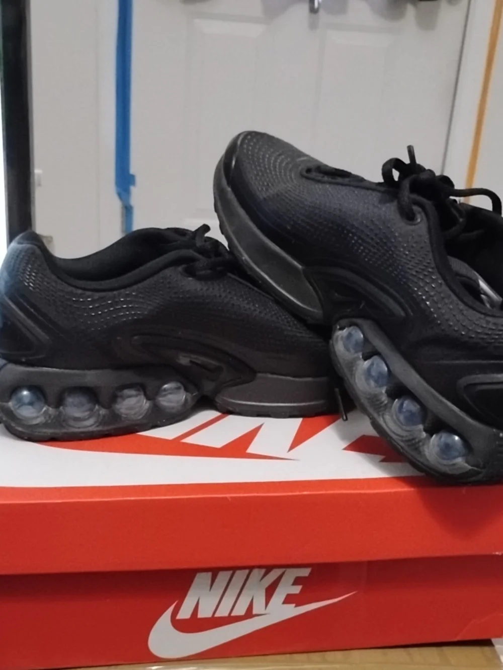 Nike Men’s Black Low-Top Sneakers with Clear Air Pods